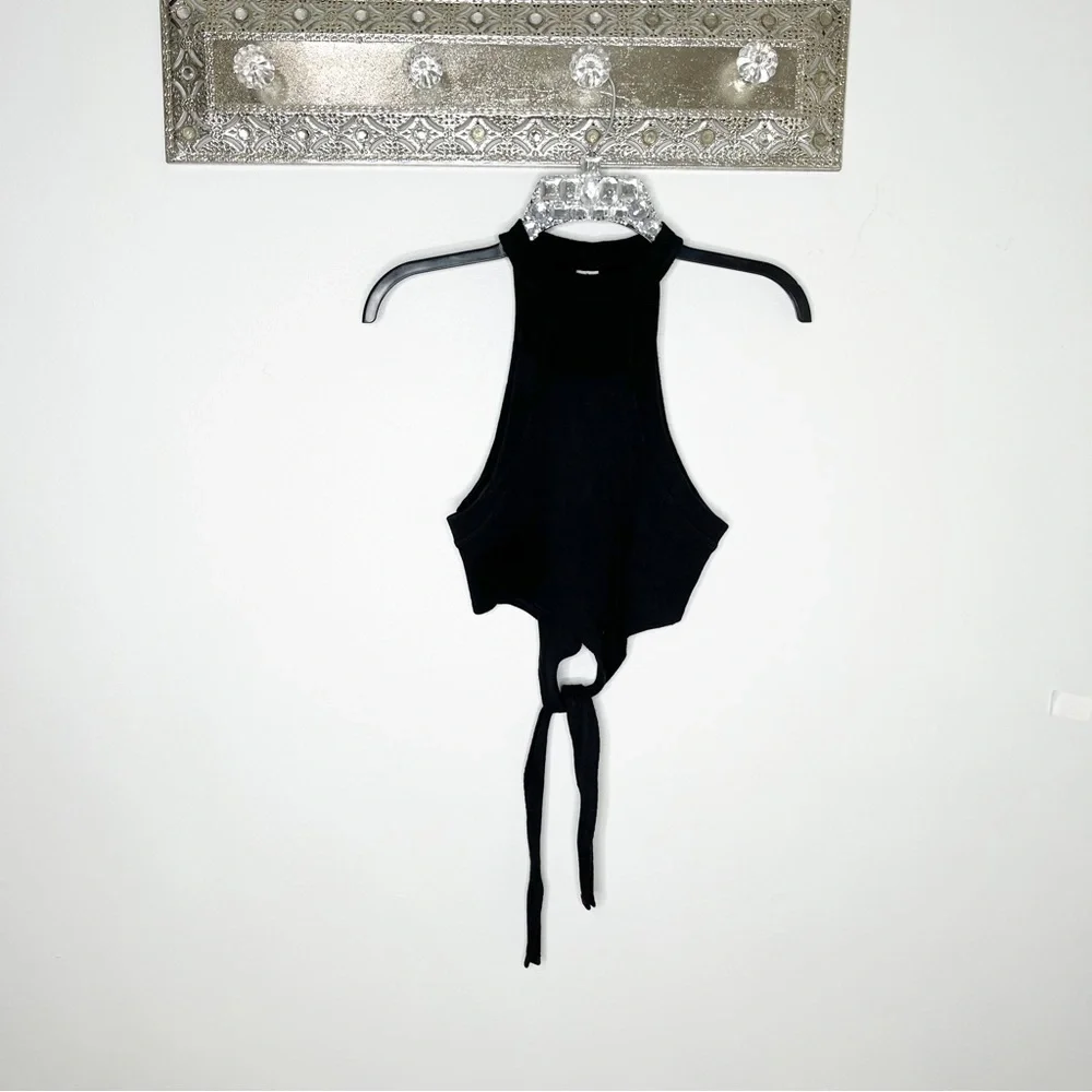 K.NGSLEY Black Ribbed Cutout Halter Crop Top - Picture 3 of 10